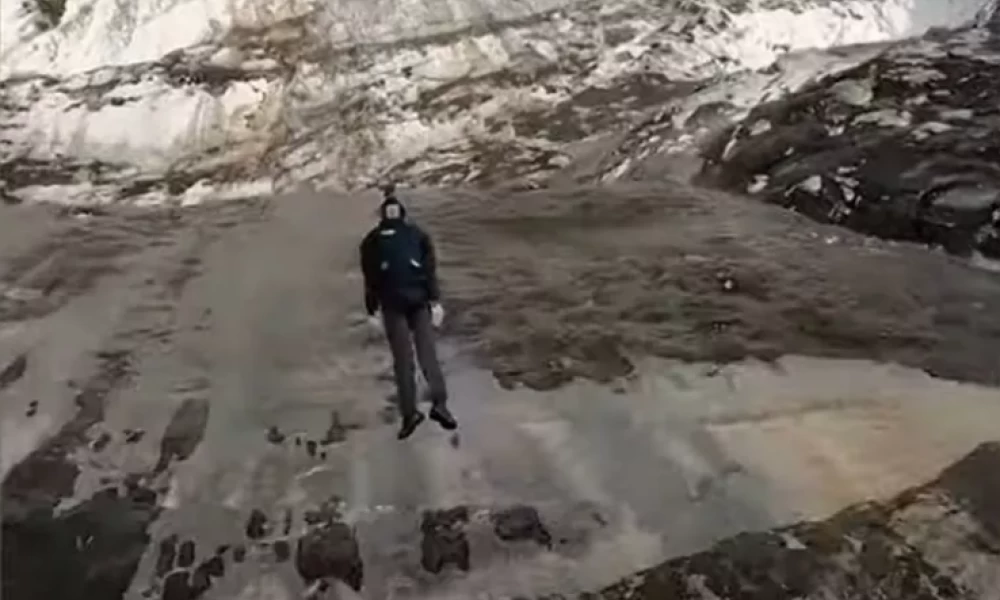 Παράτολμος αθλητής έπεσε στο κενό από απόκρημνη πλαγιά